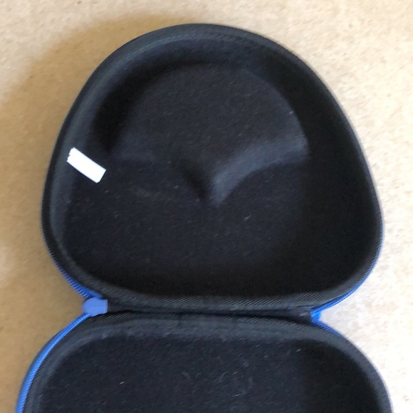 Hard Shell Headphone Travel Carrying Case - Picture 11 of 16